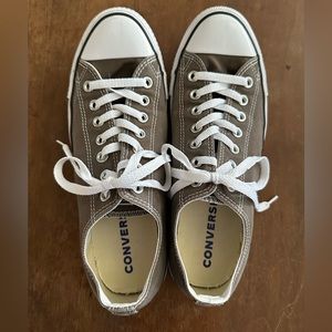 Unisex Converse Chuck Taylor All Star Shoes Sneakers! Size 9 Men/ 11 Women. EUC!